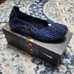 bernie mev. Women's Navy Woven Flats